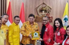 Airlangga Sebut Pilpres 2024 Banyak Parpol Ingin Gabung Koalisi Besar Partai Golkar.
