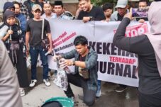 Protes Intimidasi Pers, di Depan Kapolres Jurnalis Bulukumba Gelar Aksi Cuci Seragam Polisi