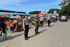Kasat Samapta Polres Bulukumba Atasi Kemacetan Depan Pasar