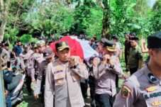 Usai Melayat, Kapolres Bulukumba Bulukumba Ikut Usung Jenazah